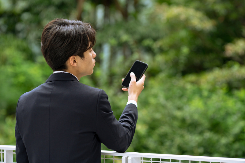 スマホに気を取られて集中力が低下する人のイメージ