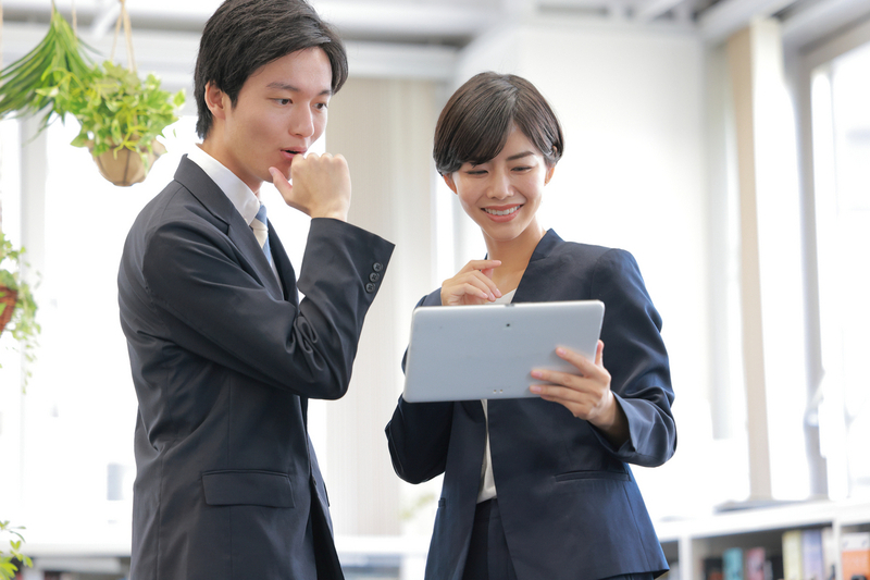 同僚の提案・意見に共感する様子