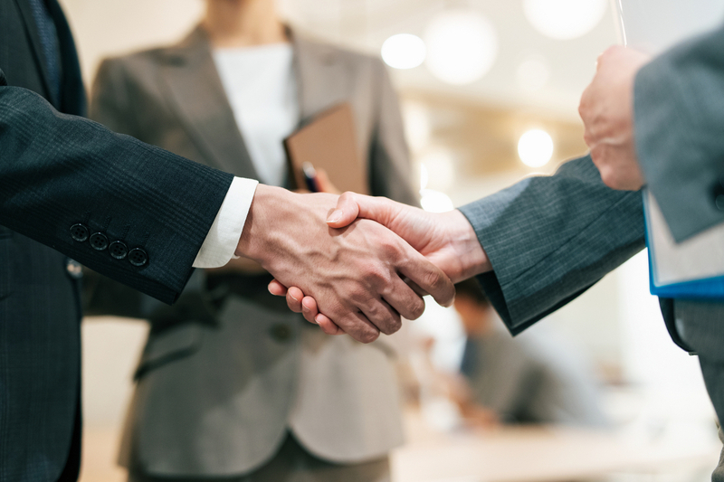 ビジネスで信頼関係を築き上げる様子