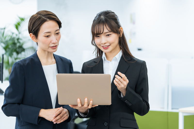 部下に積極的に声掛けする上司の様子