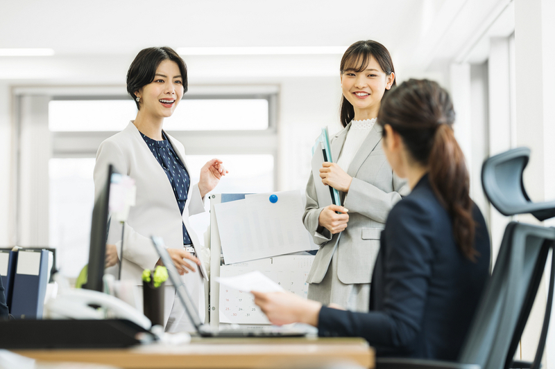 部下と雑談を交わす様子