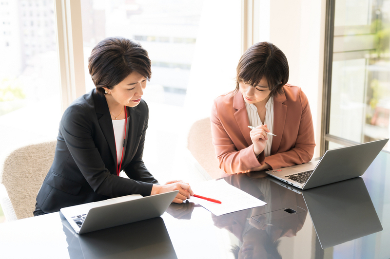部下に仕事を依頼するイメージ