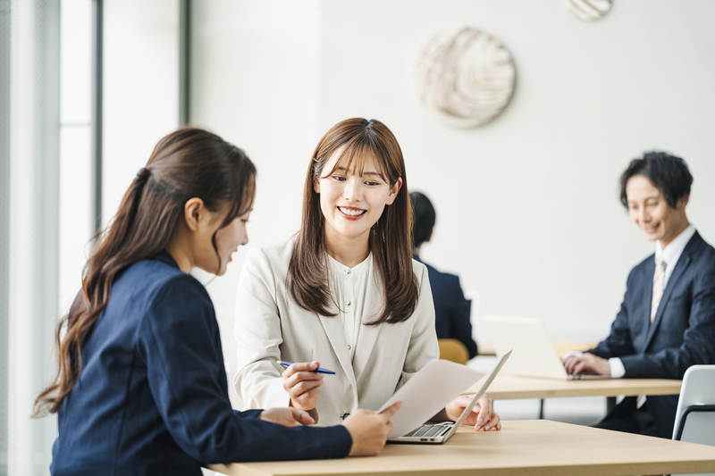 相手の心理的背景を考えつつコミュニケーションを取るイメージ