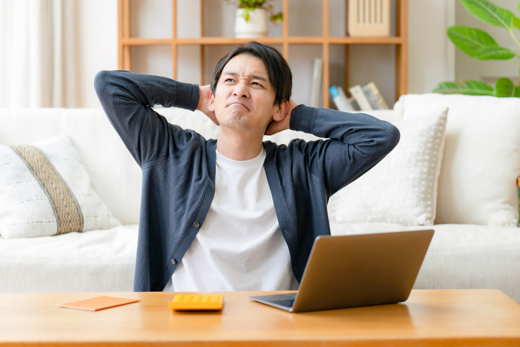 お金が貯まらず悩んでいる人のイメージ