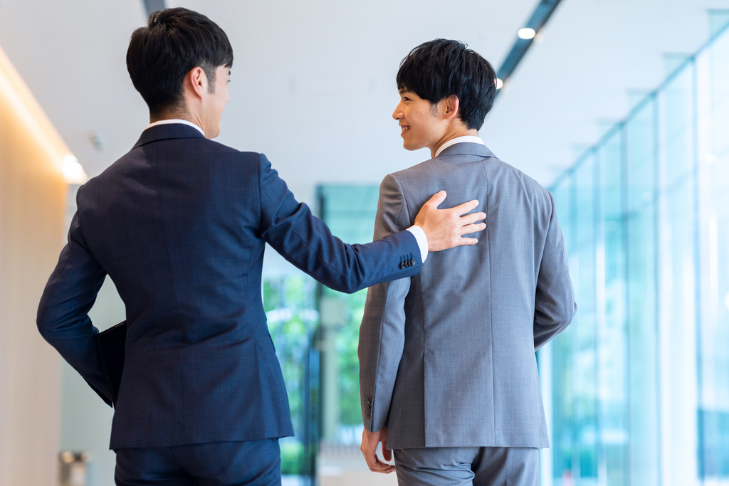 同僚に気づきを促すイメージ
