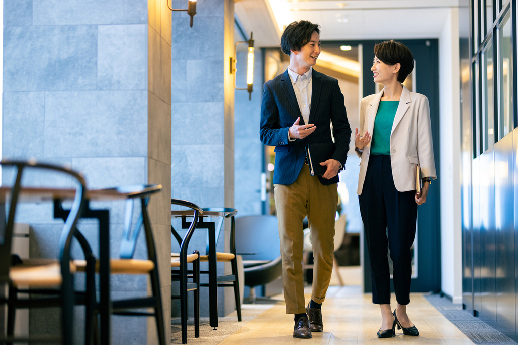 信頼できる人と話すイメージ