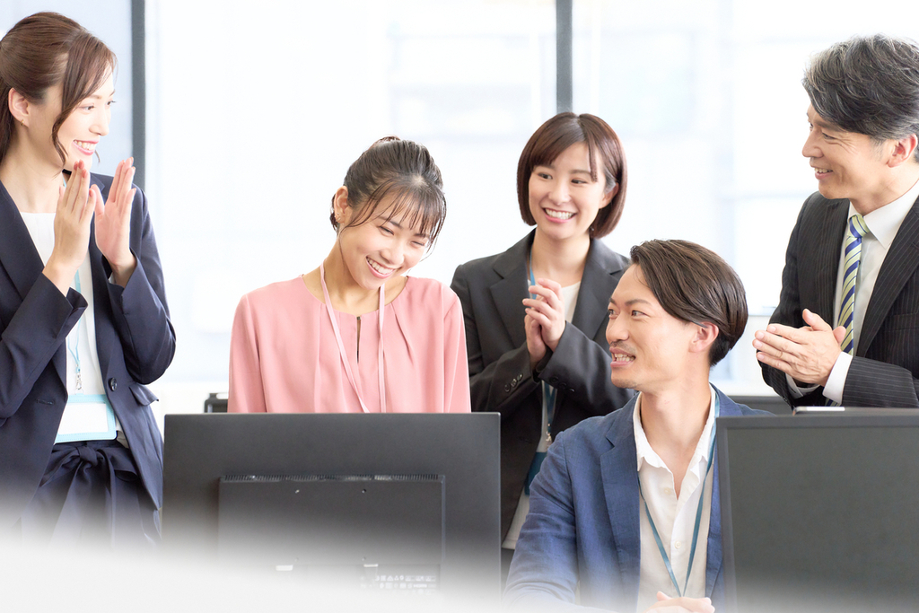 褒められたことでモチベーションが上がっている人のイメージ