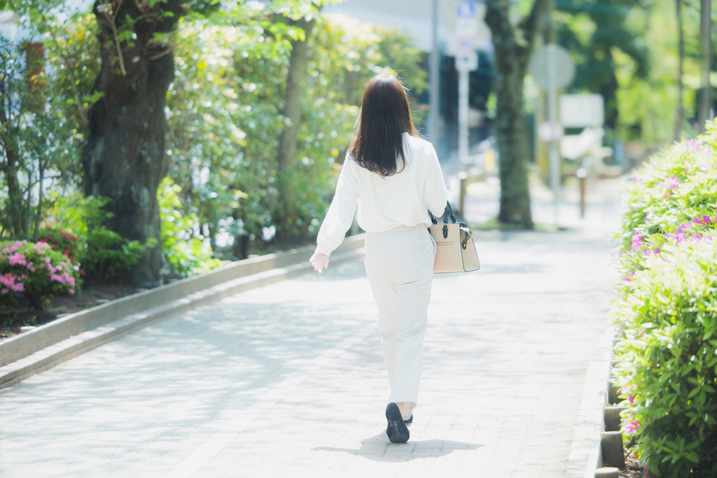 道に迷っている人のイメージ