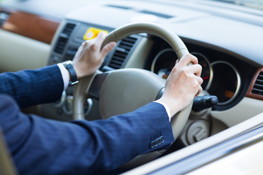 夢で自動車を運転しているイメージ