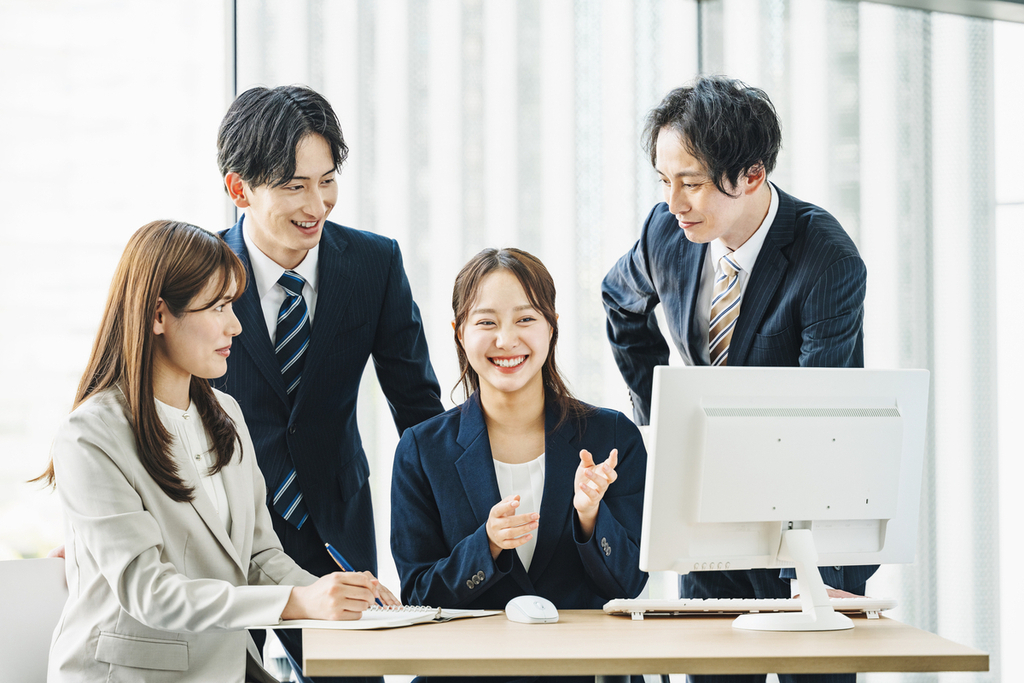 職場でチェックリストを比較し合うイメージ
