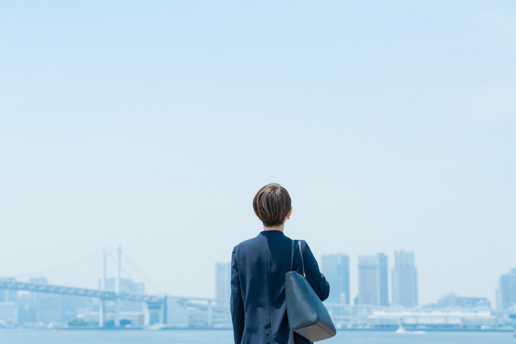 何か新しいことを学びたいと考えている人のイメージ