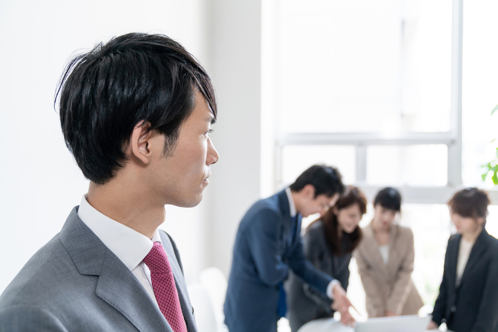 職場の人と上手に関係を築き上げられないイメージ