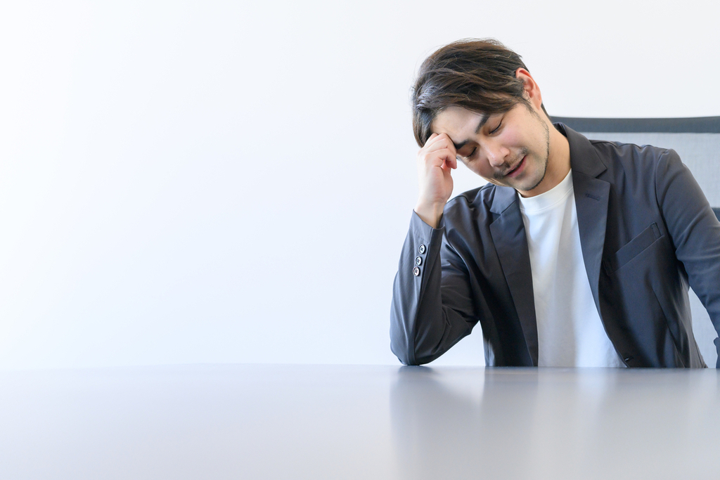 頑張れずに悩みを抱えている人のイメージ
