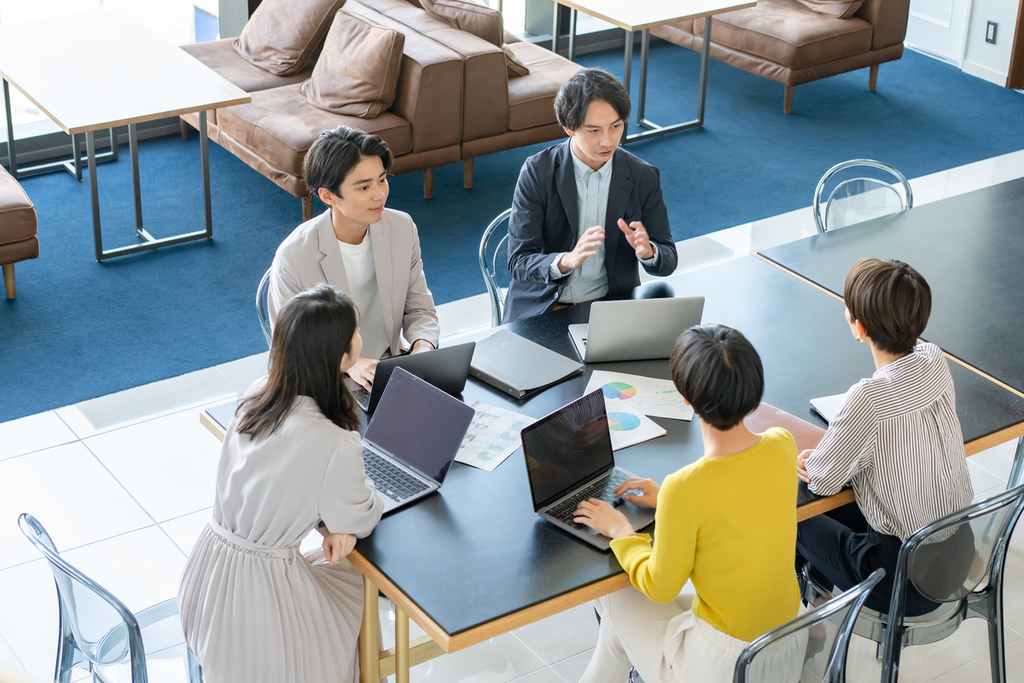 会議の開催に伴い余計な作業が発生するイメージ
