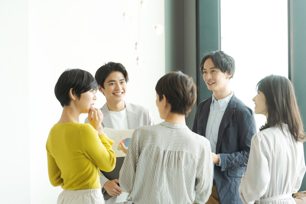教養を身につけるため何事にも好奇心を持つ人のイメージ