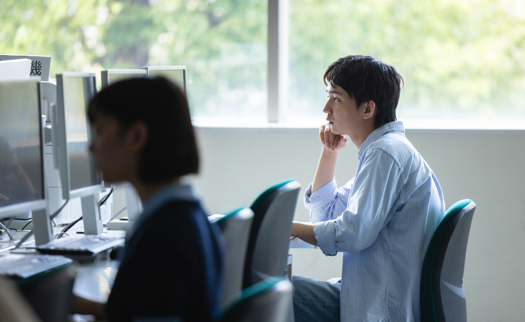情報収集の際に更新日や期限を確認するイメージ