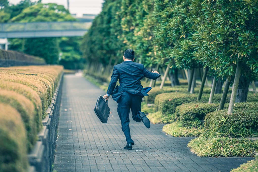 不審者から逃げている夢のイメージ