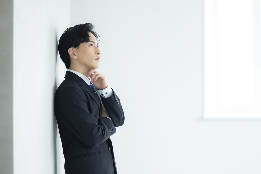 逆境に立たされているため、どうすべきか考えている人のイメージ