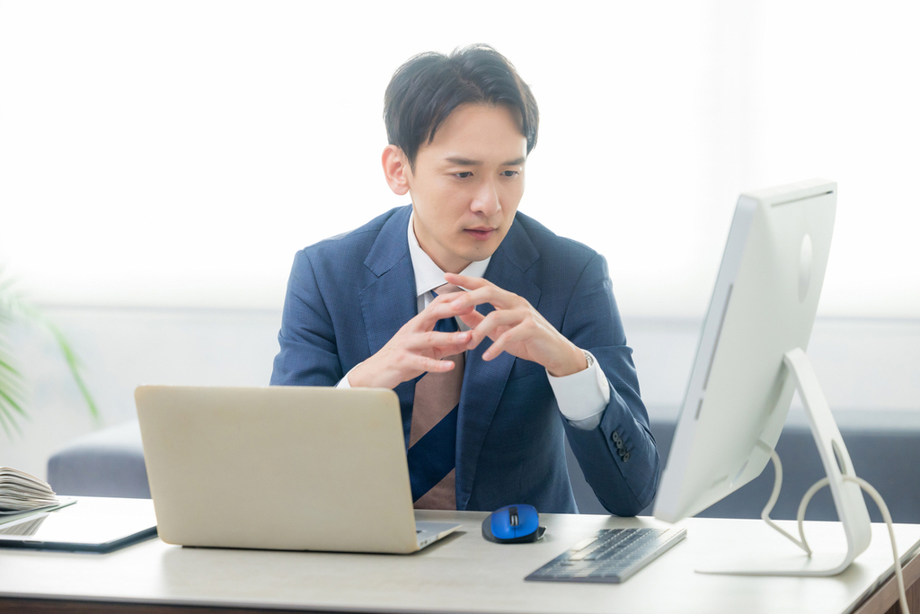 目標の未達が続き、逆境に立たされている人のイメージ