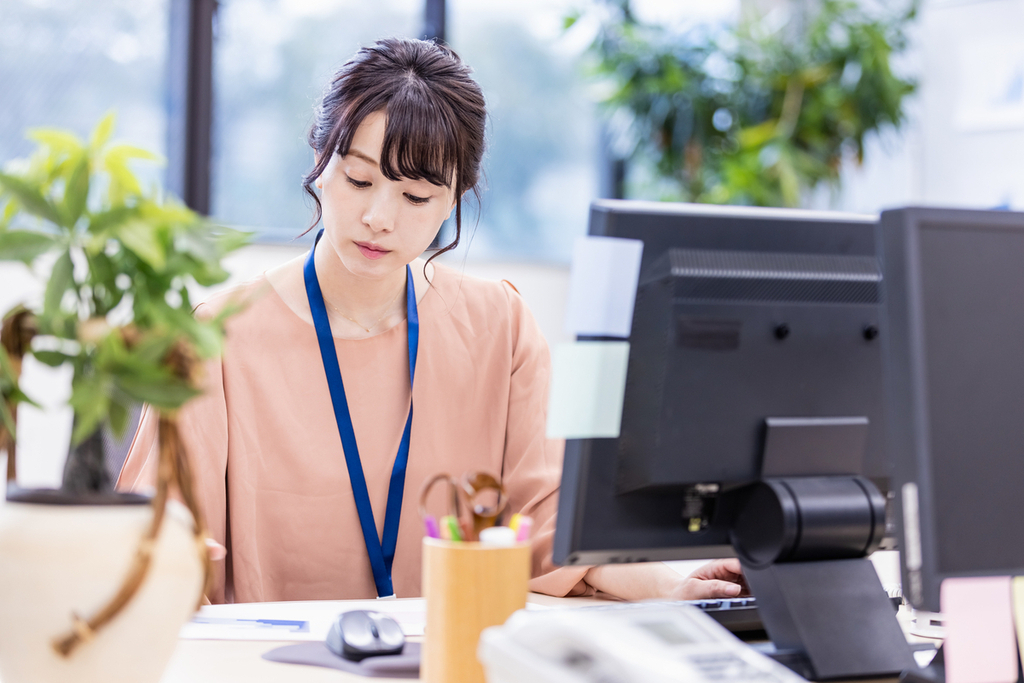 状況を冷静に分析して逆境を乗り越えようとしている人のイメージ