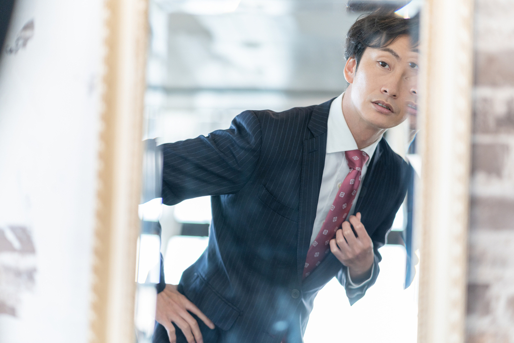 ナルシストで仕事中も自分のことを気にしている人のイメージ