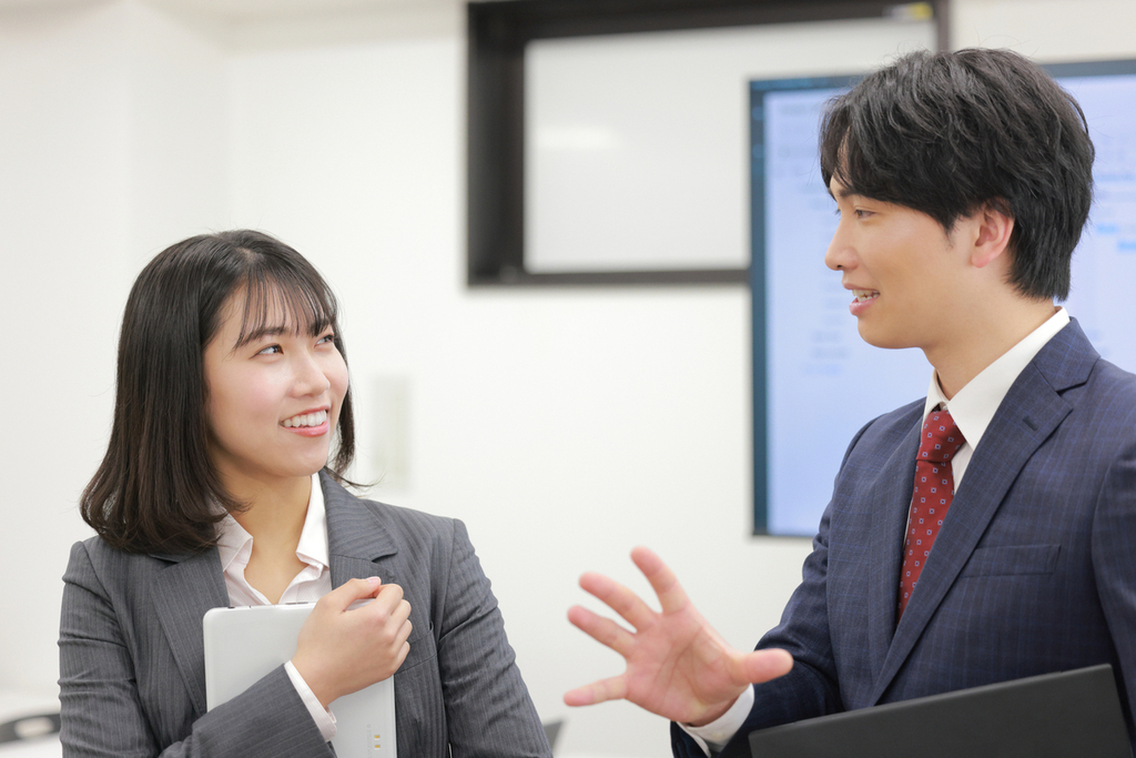 ナルシストな側面を改善するため、相手の立場から考える習慣を身につけるイメージ