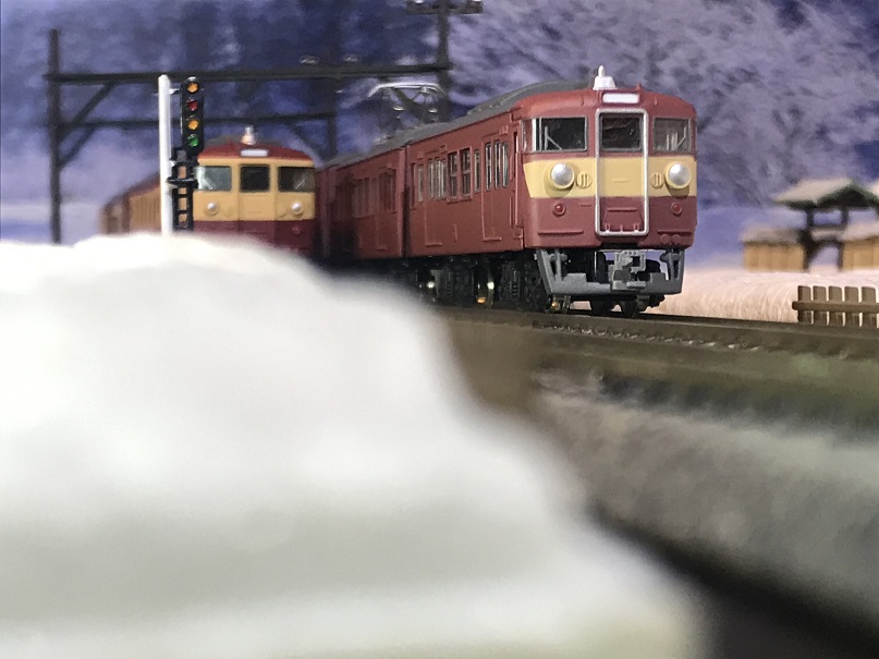 100均グッズでお手軽に雪景色の鉄道ジオラマ撮影を楽しむ - 京阪神