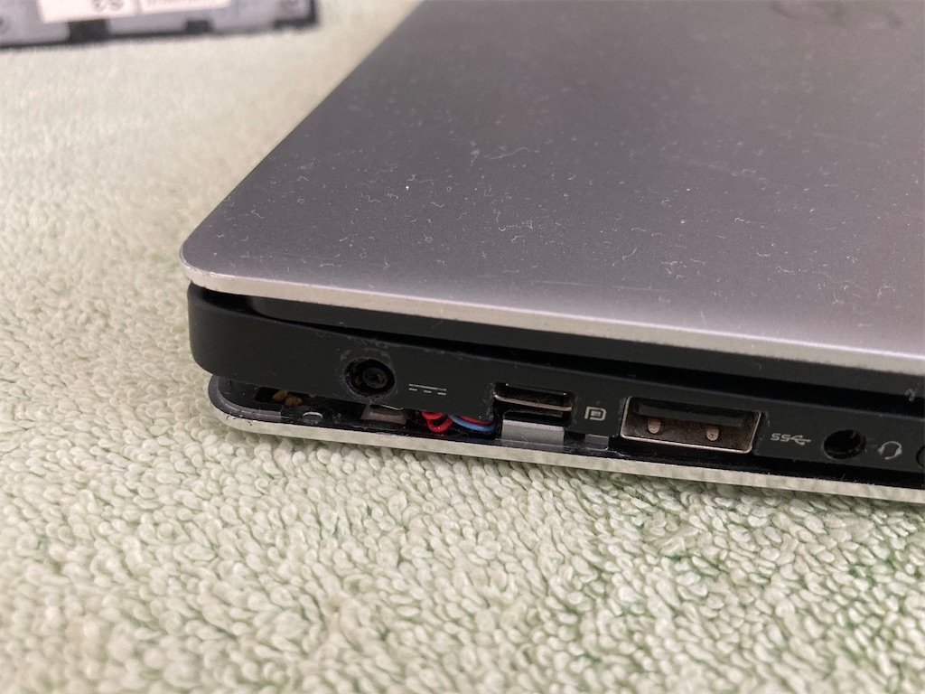Dell XPS13 9350 持病が4度目の再発 ヒンジ部破損 - 医食同源
