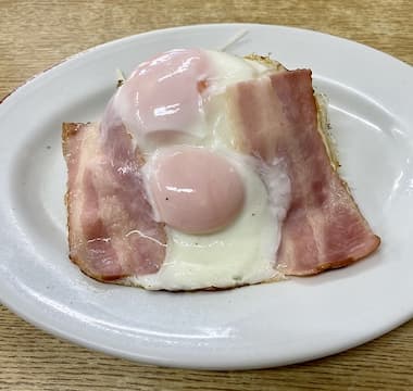 「みのや」のベーコンエッグ270円。
