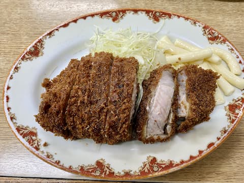 「みのや」のロースかつ550円。厚い熱い。