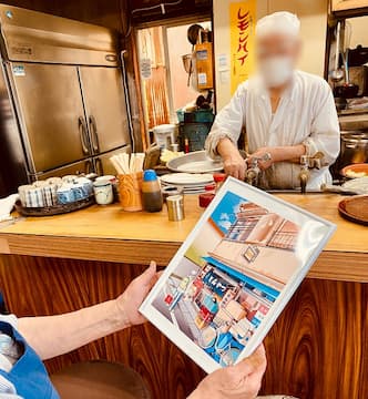 「みのや」にエクセル画納品。受け取る女将さん。