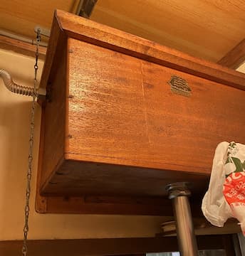 「みのや」の木製水槽タンクに水洗レバー。右にはちり紙が見える。