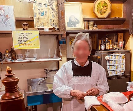 浅草の老舗「正直ビヤホール」のママ