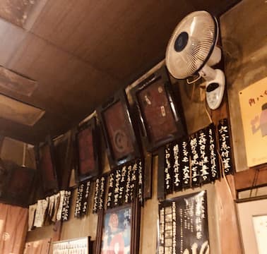 月島の老舗居酒屋「岸田屋」の店内