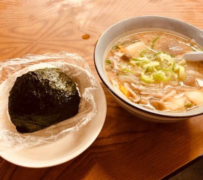 清瀬の昼から飲める「みゆき食堂」のおにぎりと豚汁
