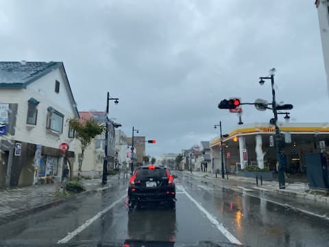 電線地中化された浦河町の整備された街並み。