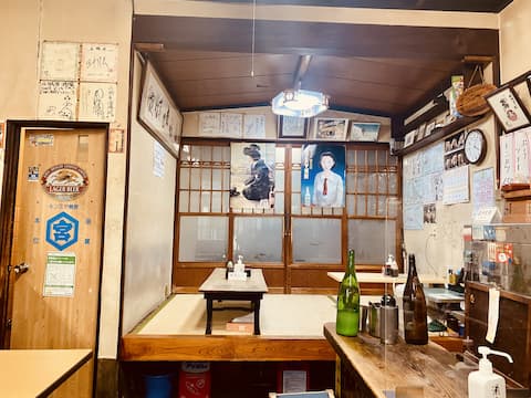 江東区南砂の老舗酒場「山城屋酒場」の店内