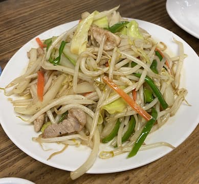 江東区南砂の老舗酒場「山城屋酒場」で肉野菜炒め