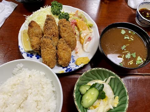 三州屋銀座店カキフライ定食。