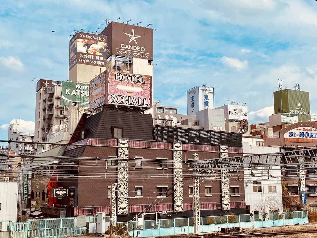 鶯谷駅前