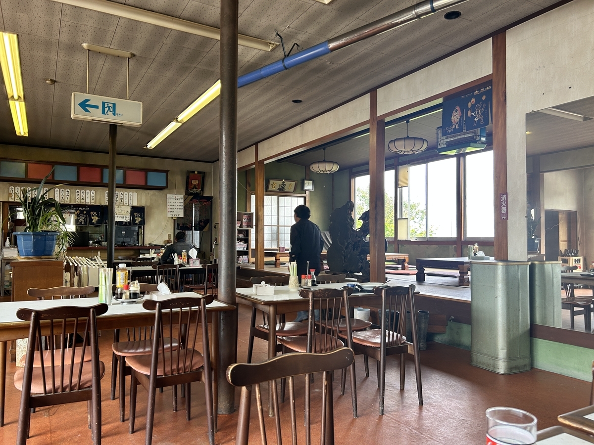 男鹿半島「寒風山ドライブイン」の昭和レトロな外観