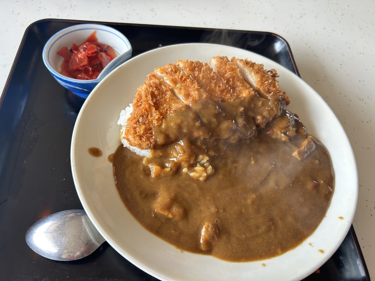 寒風山ドライブイン名物のカツカレー950円