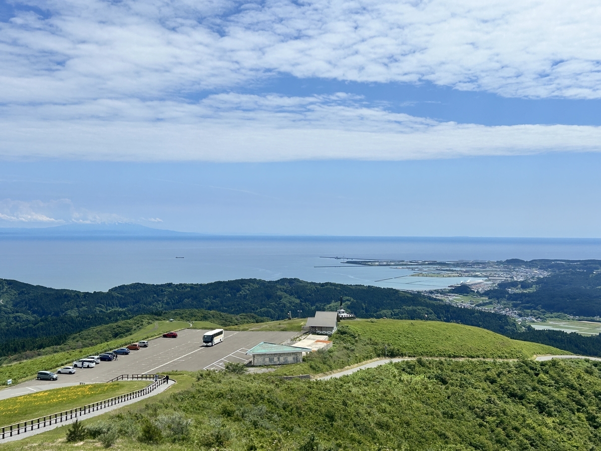 男鹿半島の寒風山からの鳥海山