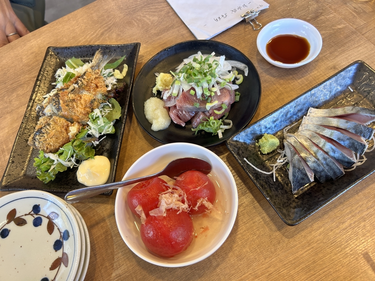 永楽食堂のアジフライ、カツオ刺し、しめさば、トマト