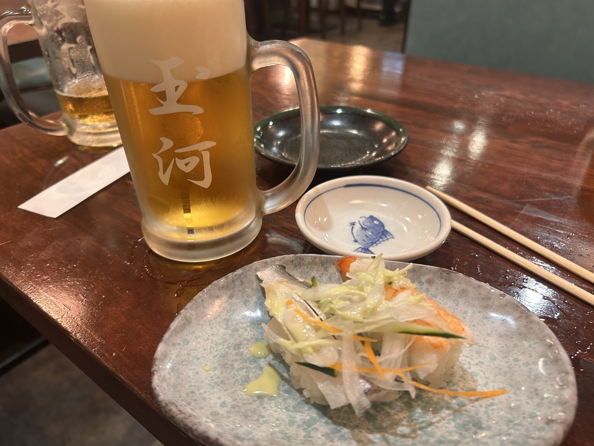 玉河 三鷹店の生ビールと握りずしのお通し