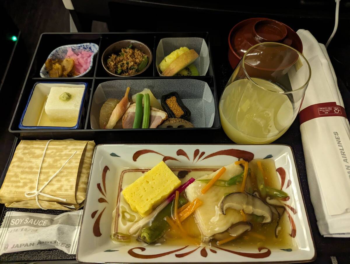 初めてのサクララウンジとJALのシンガポール行き深夜便 JL035 HND〜SIN