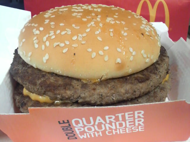 今日のランチ…マックダブルクオーターパウンダー