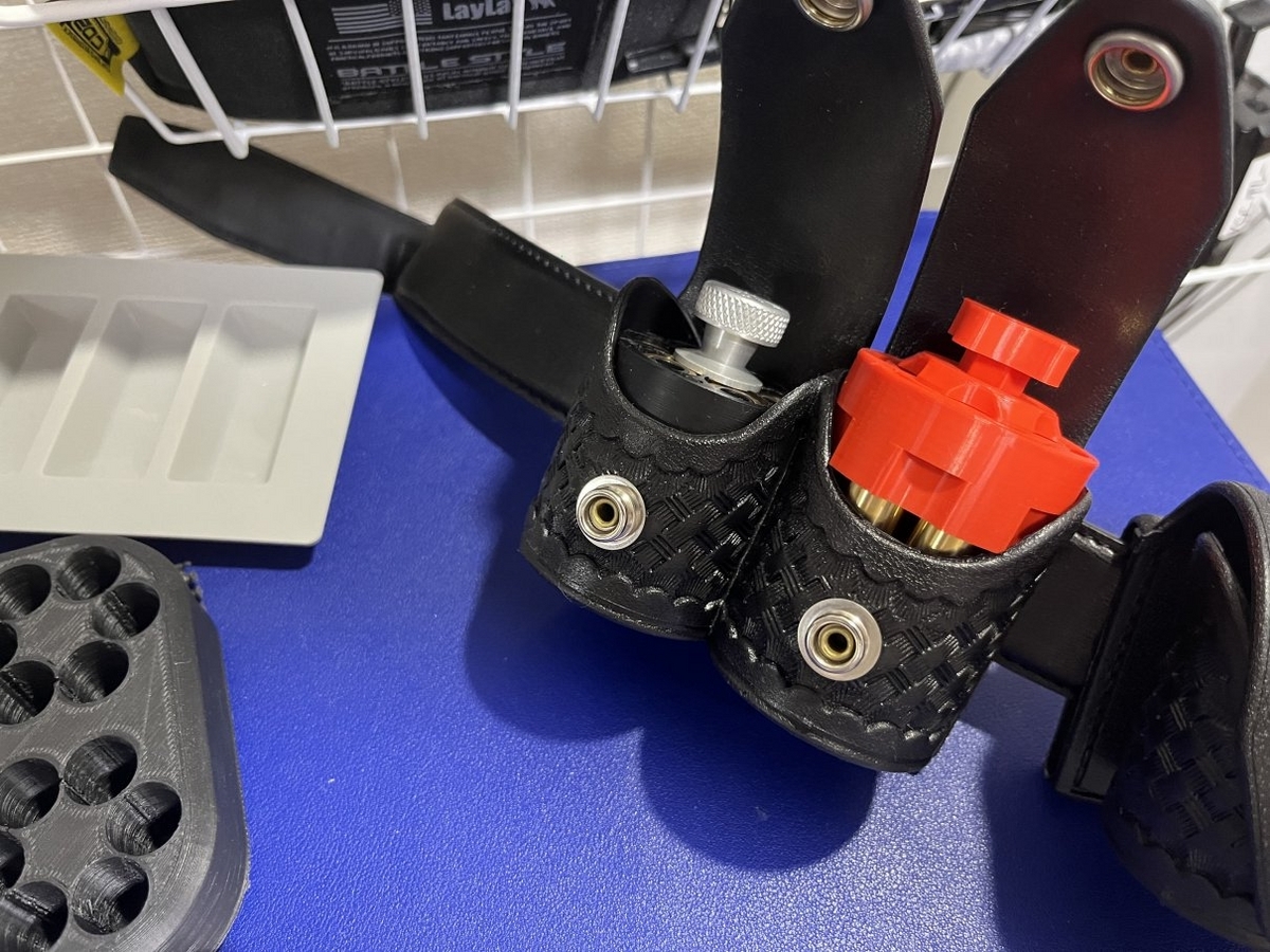 ガスガン ブラックリボルバーとホルスターとスピードローダー ホルスター付 シティーハンター 冴羽リョウ クラウンモデル