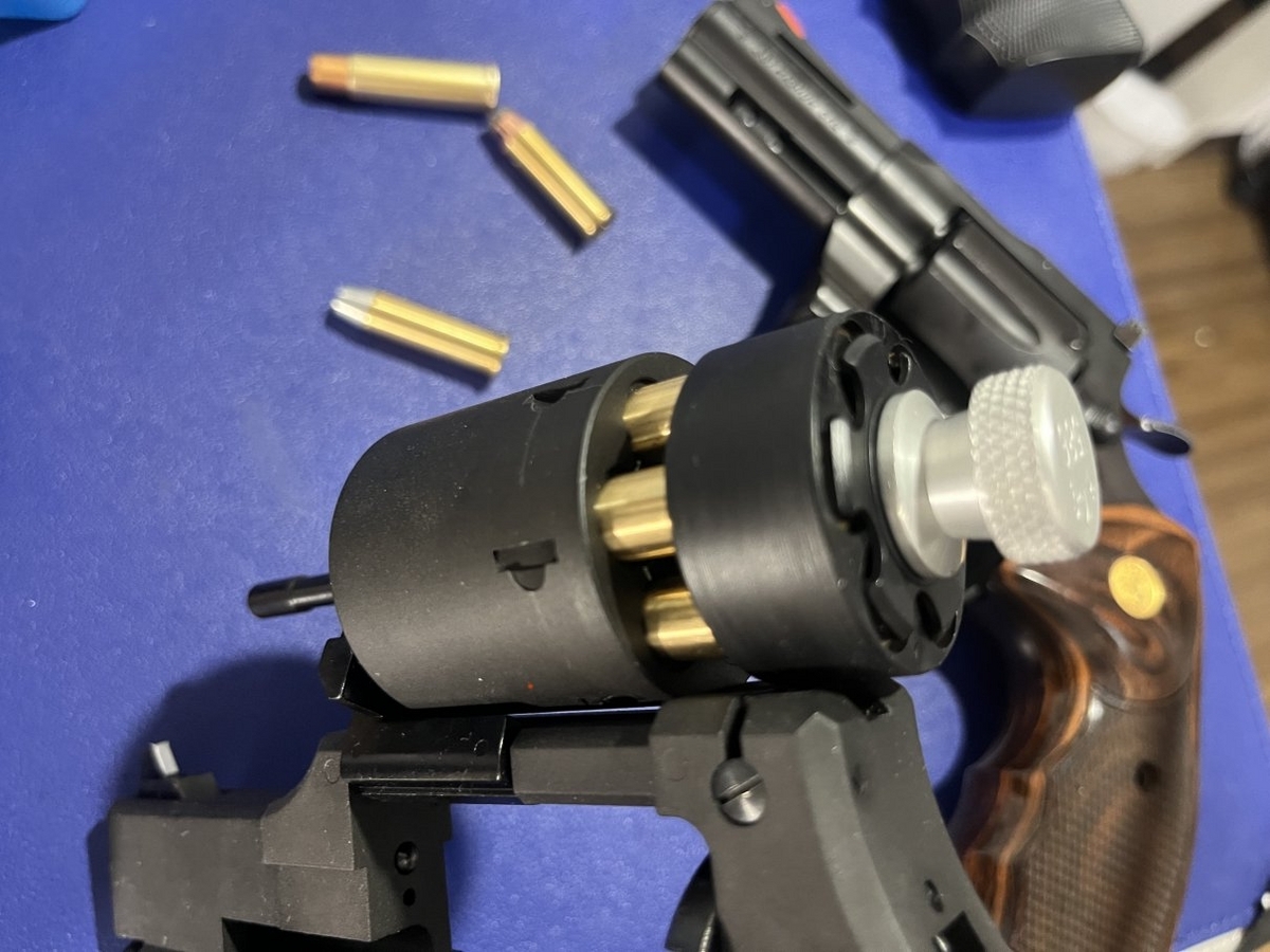 スピードローダー と .357マグナムカートリッジ 周辺機器 - ドク