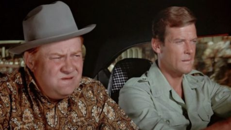 黄金銃を持つ男